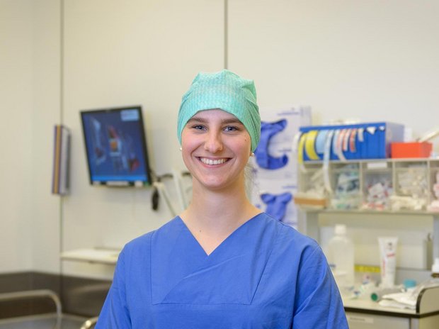 Porträt Anästhesie-/Operationstechnische Assistentin in Operationssaal