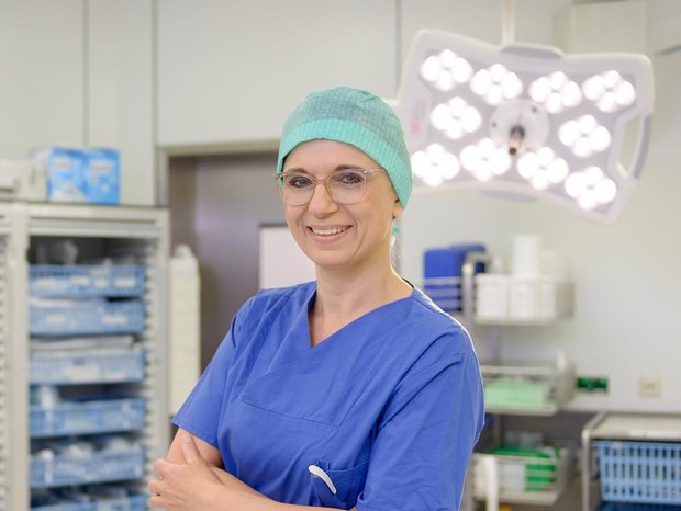 Porträt Anästhesie-/Operationstechnische Assistentin im Operationssaal